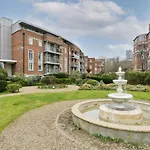 Large One Bedroom Flat With Balcony Close To The City By Underthedoormat