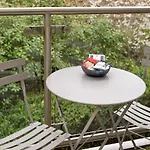 Large One Bedroom Flat With Balcony Close To The City By Underthedoormat