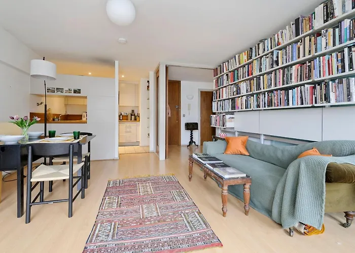 Large One Bedroom Flat With Balcony Close To The City By Underthedoormat