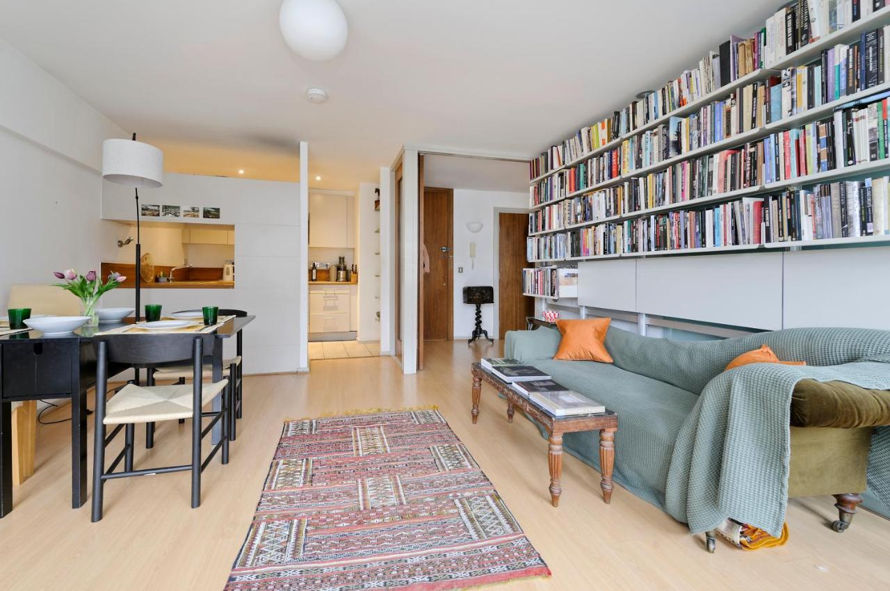 Large One Bedroom Flat With Balcony Close To The By Underthedoormat Apartamento