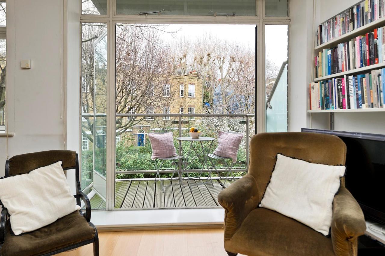 Large One Bedroom Flat With Balcony Close To The By Underthedoormat Apartamento Londres